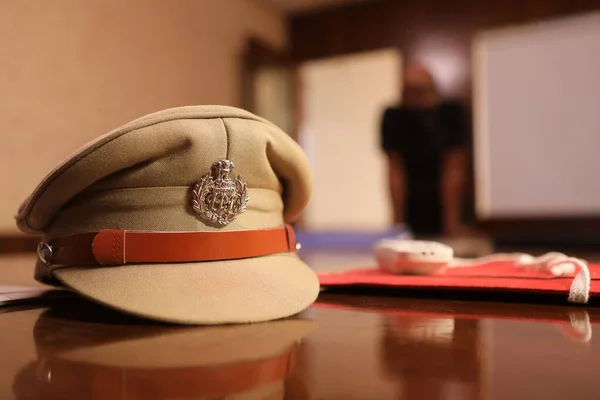 Sombrero Policía India Sobre Mesa — Foto de Stock