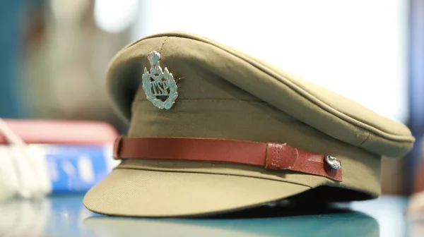 Cappello Della Polizia Indiana Sul Tavolo — Foto Stock