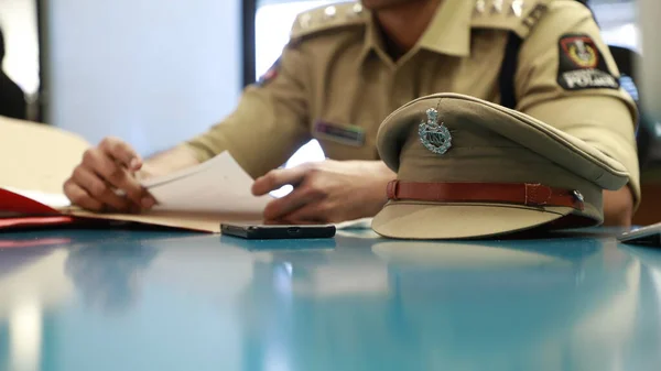 Sombrero Policía India Sobre Mesa —  Fotos de Stock