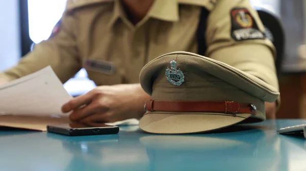 Sombrero Policía India Sobre Mesa — Foto de Stock