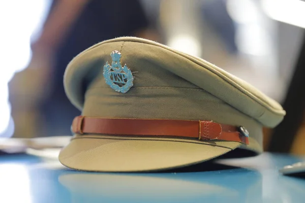Masadaki Hint Polis Şapkası — Stok fotoğraf