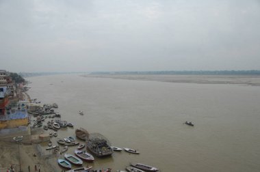 Suda balıkçı teknesi