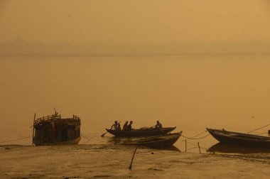 Suda balıkçı teknesi
