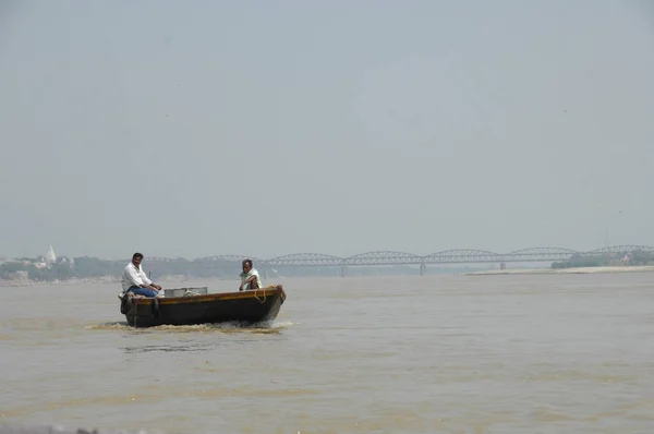 渔民在水里划船 — 图库照片