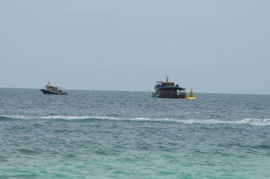 Sudaki Turist Gemisi