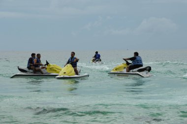 Sudaki Turist Gemisi