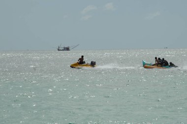 Sudaki Turist Gemisi
