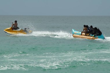 Sudaki Turist Gemisi