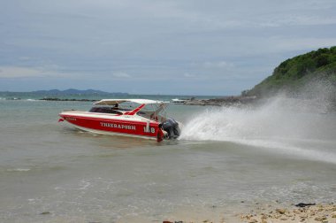 Sudaki Turist Gemisi