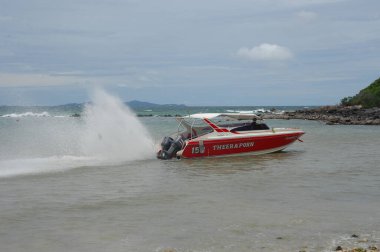 Sudaki Turist Gemisi