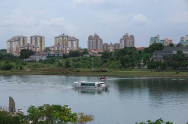 Sudaki Turist Gemisi