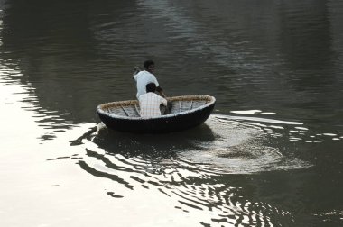 Teknedeki balıkçılar