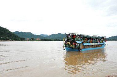 Sudaki Turist Gemisi