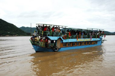 Sudaki Turist Gemisi