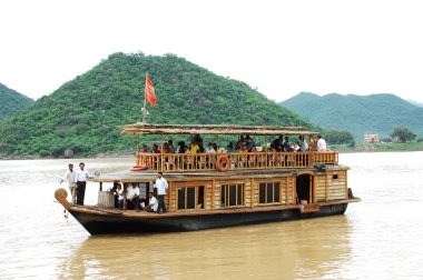 Sudaki Turist Gemisi