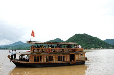 Sudaki Turist Gemisi