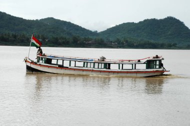 Sudaki Turist Gemisi