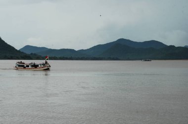 Sudaki Turist Gemisi