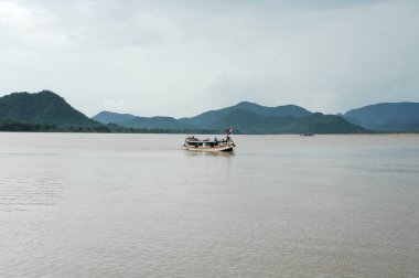 Sudaki Turist Gemisi