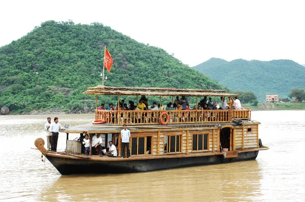 Туристическая Лодка Воде — стоковое фото