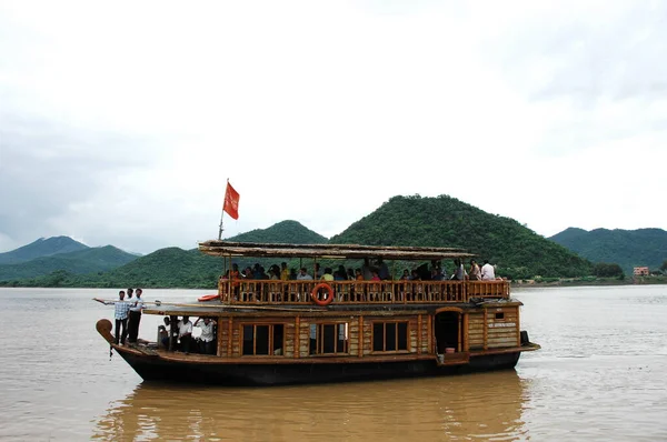 Туристическая Лодка Воде — стоковое фото