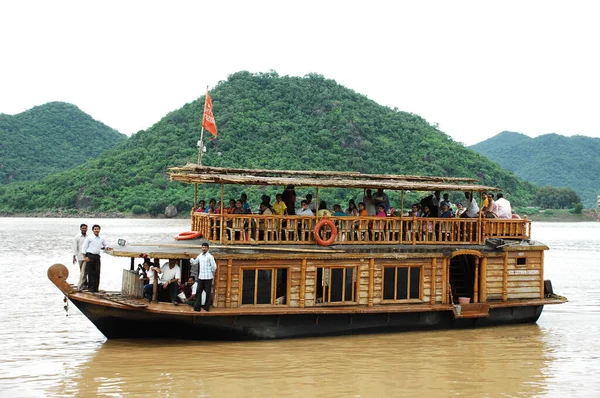 Sudaki Turist Gemisi