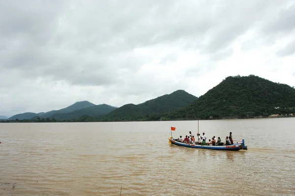 Sudaki Turist Gemisi