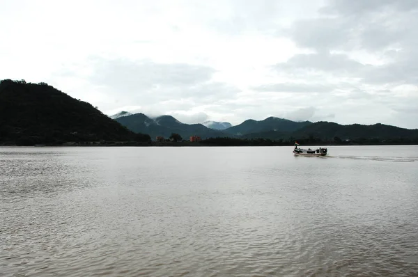 Sudaki Turist Gemisi