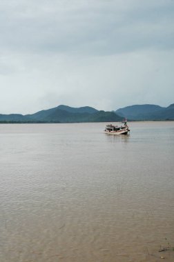 Sudaki Turist Gemisi