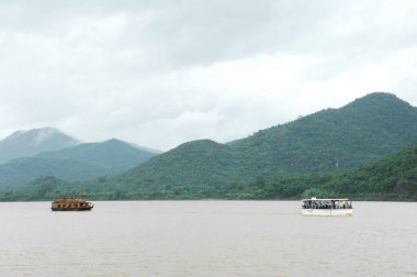 Yolcu gemisi Hindistan Nehri 'nde.