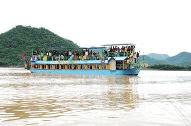 Yolcu gemisi Hindistan Nehri 'nde.