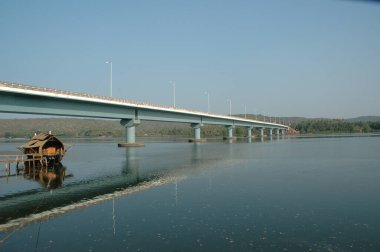 Nehirdeki eski tekne