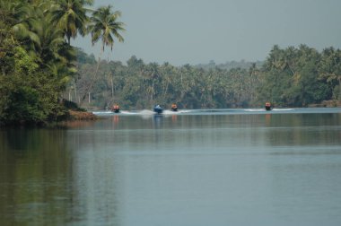 Nehirdeki eski tekne