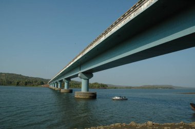 Nehirdeki eski tekne