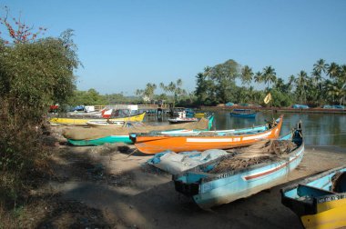 Kumsaldaki eski tekne.