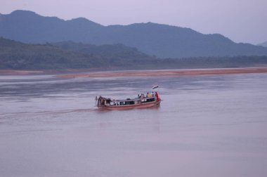 Sudaki Turist Gemisi