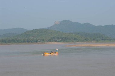 Sudaki Turist Gemisi