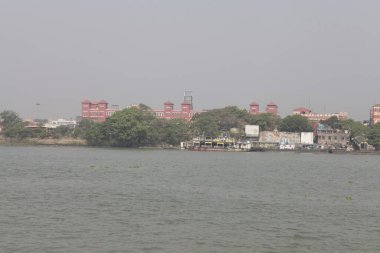 Suda balıkçı teknesi