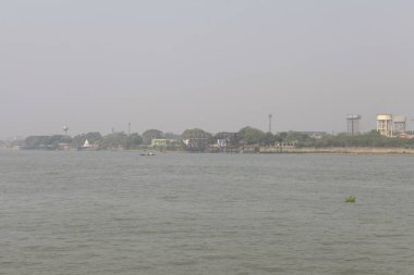 Suda balıkçı teknesi