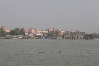 Deniz suyunda bir tekne