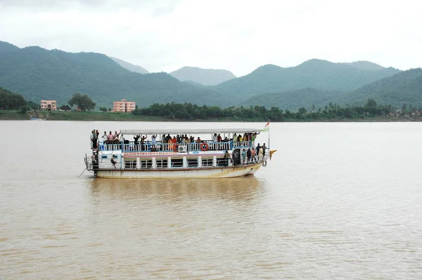 Yolcu gemisi Hindistan Nehri 'nde.
