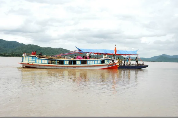 Yolcu gemisi Hindistan Nehri 'nde.