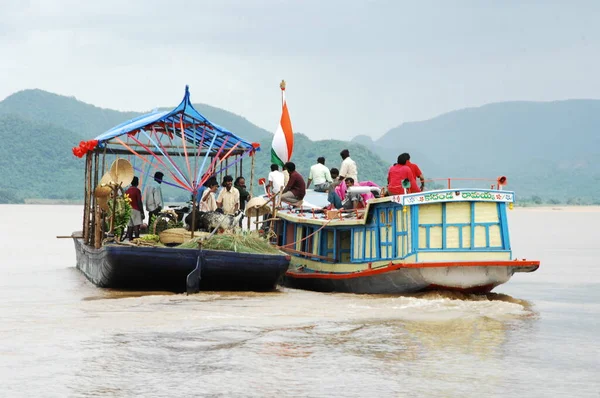 Пассажирская Лодка Реке Индии — стоковое фото