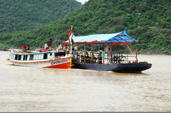 Пассажирская Лодка Реке Индии — стоковое фото