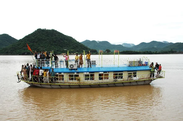 Yolcu gemisi Hindistan Nehri 'nde.