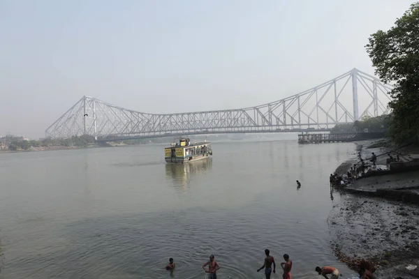 Deniz suyunda bir tekne