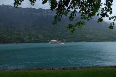 Harbor 'da bir gemi.