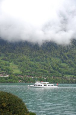 Harbor 'da bir gemi.