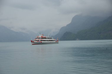 Harbor 'da bir gemi.