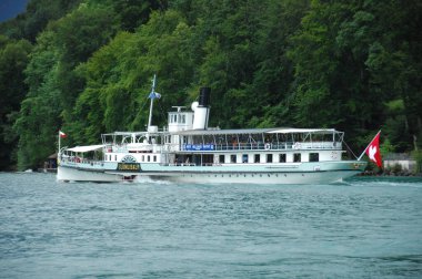 Harbor 'da bir gemi.